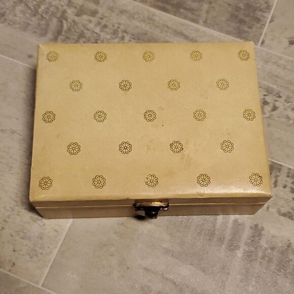 Vintage Small Mele Ivory Jewelry Box w/Pink Crushed Velvet Lining - Picture 2 of 10